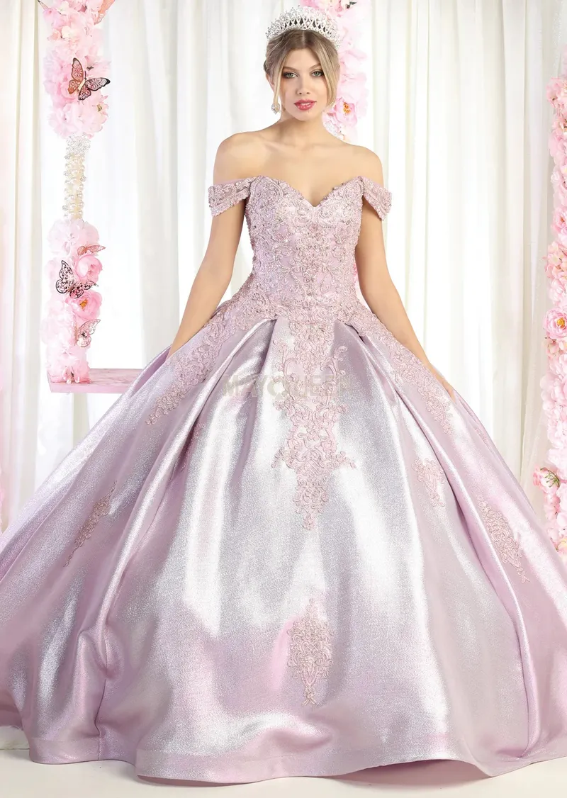 Vestido de 15 años Off Shoulder color Lila decorado con apliques Dorados en tela de Glitter metal brillante falda corte princesa