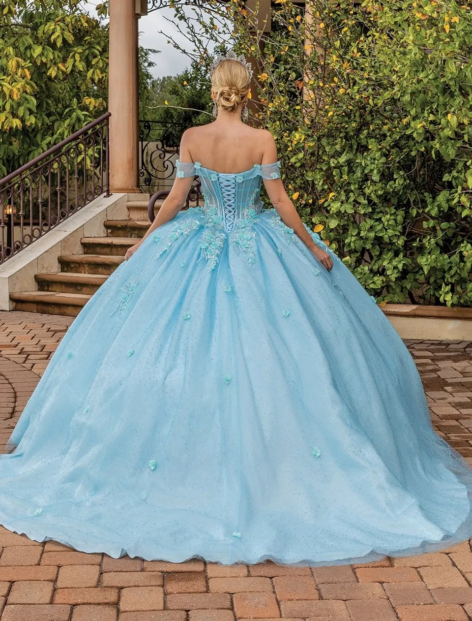 Vestido de 15 años Off Shoulder estilo corset con transparencia decorado con flores en 3D y falda corte Princesa con cola