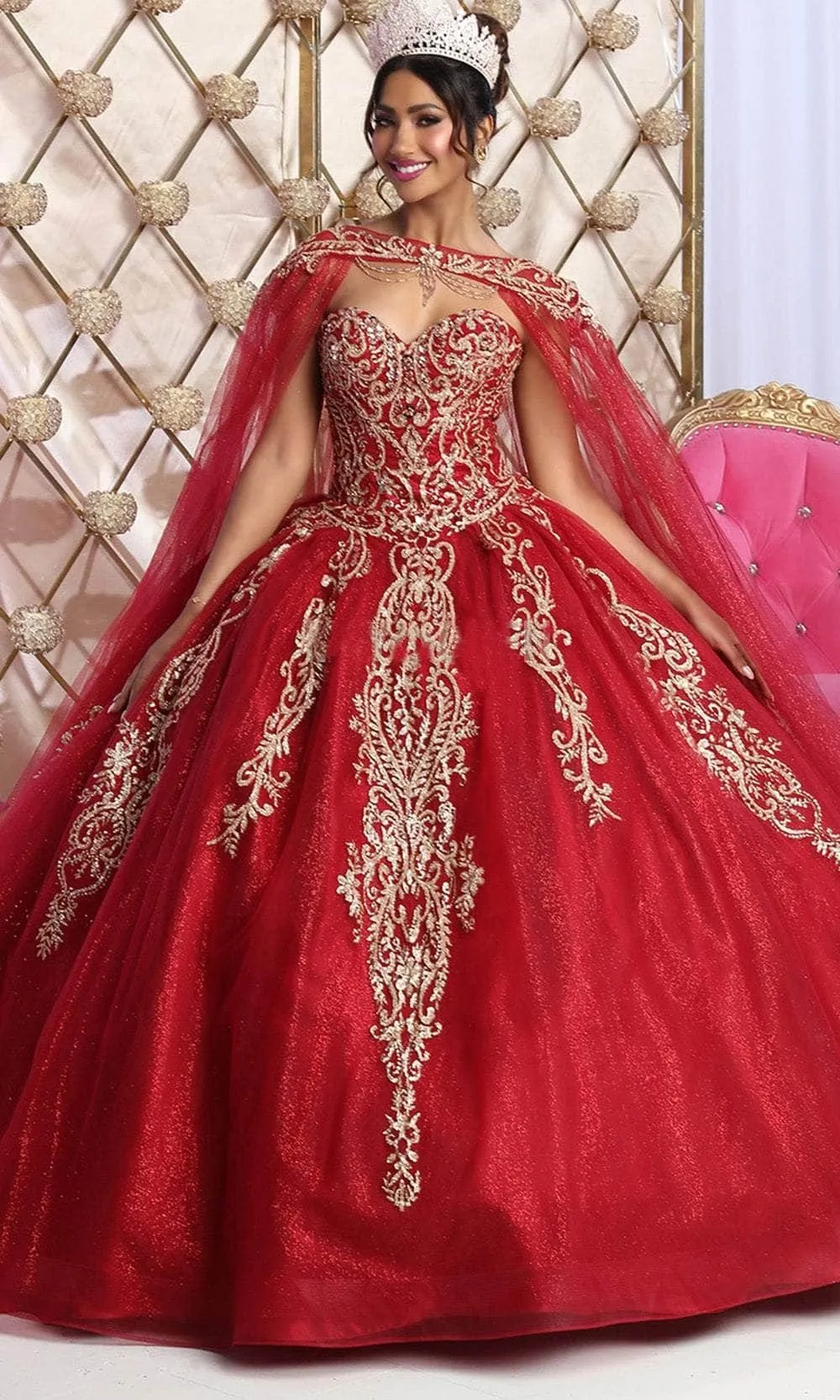 Vestido de 15 años Strapless decorado con apliques dorados y capa, falda corte Princesa