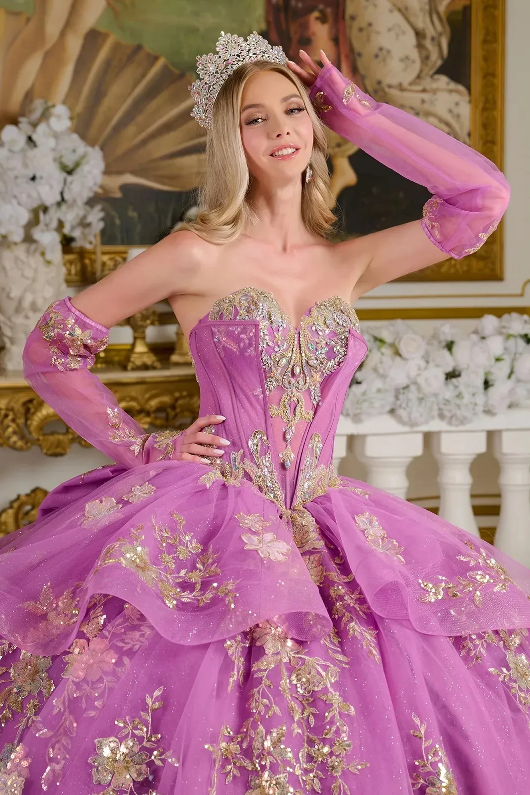 Vestido de 15 años Imperial Strapless con apliques dorados y falda corte Princesa con cola y Lazo