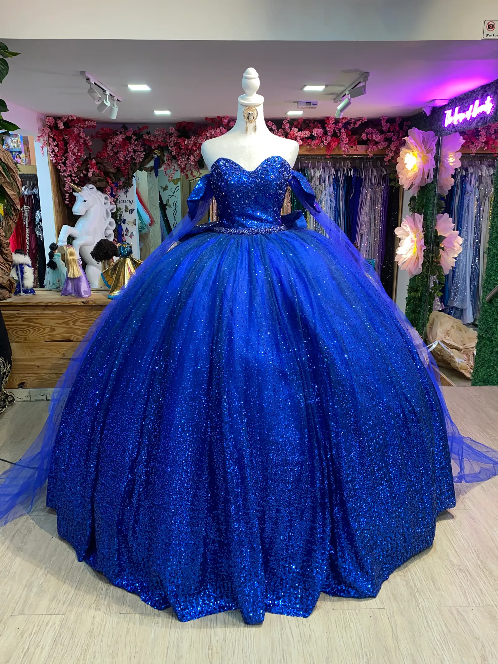Vestido de 15 años Strapless decorado con pedrería en top en tela de glitter y falda corte princesa con lazo
