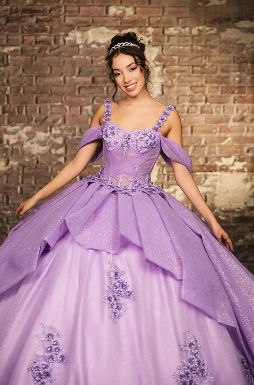 Vestido de 15 años de tiras decorado con apliques y flores en 3D en tela de glitter falda corte princesa con cola