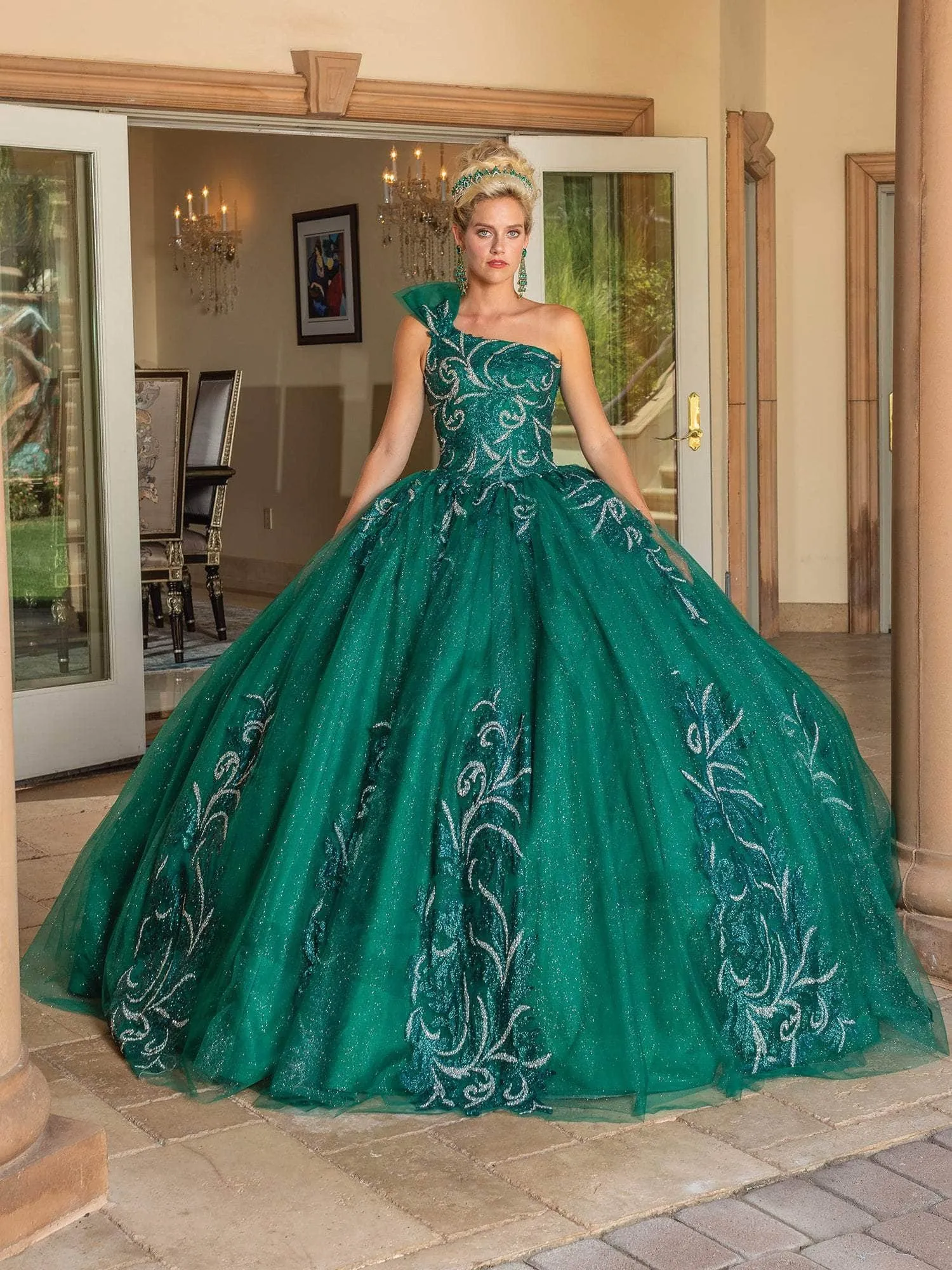 Vestido de 15 años One Shoulder decorado con apliques de Glitter y falda corte Princesa con cola
