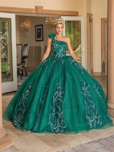Vestido de 15 años One Shoulder decorado con apliques de Glitter y falda corte Princesa con cola