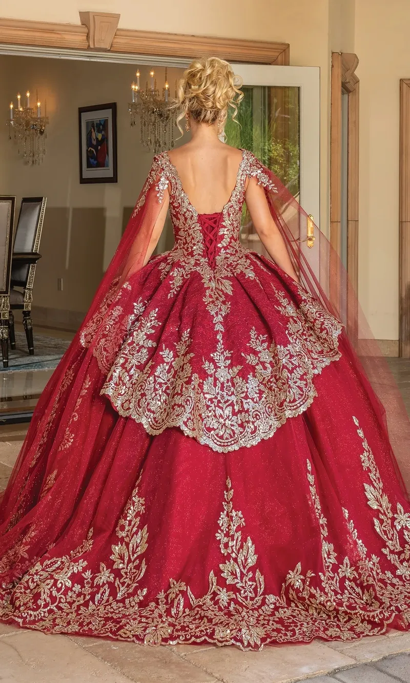 Vestido de 15 años decorado con apliques dorados y capas en las mangas