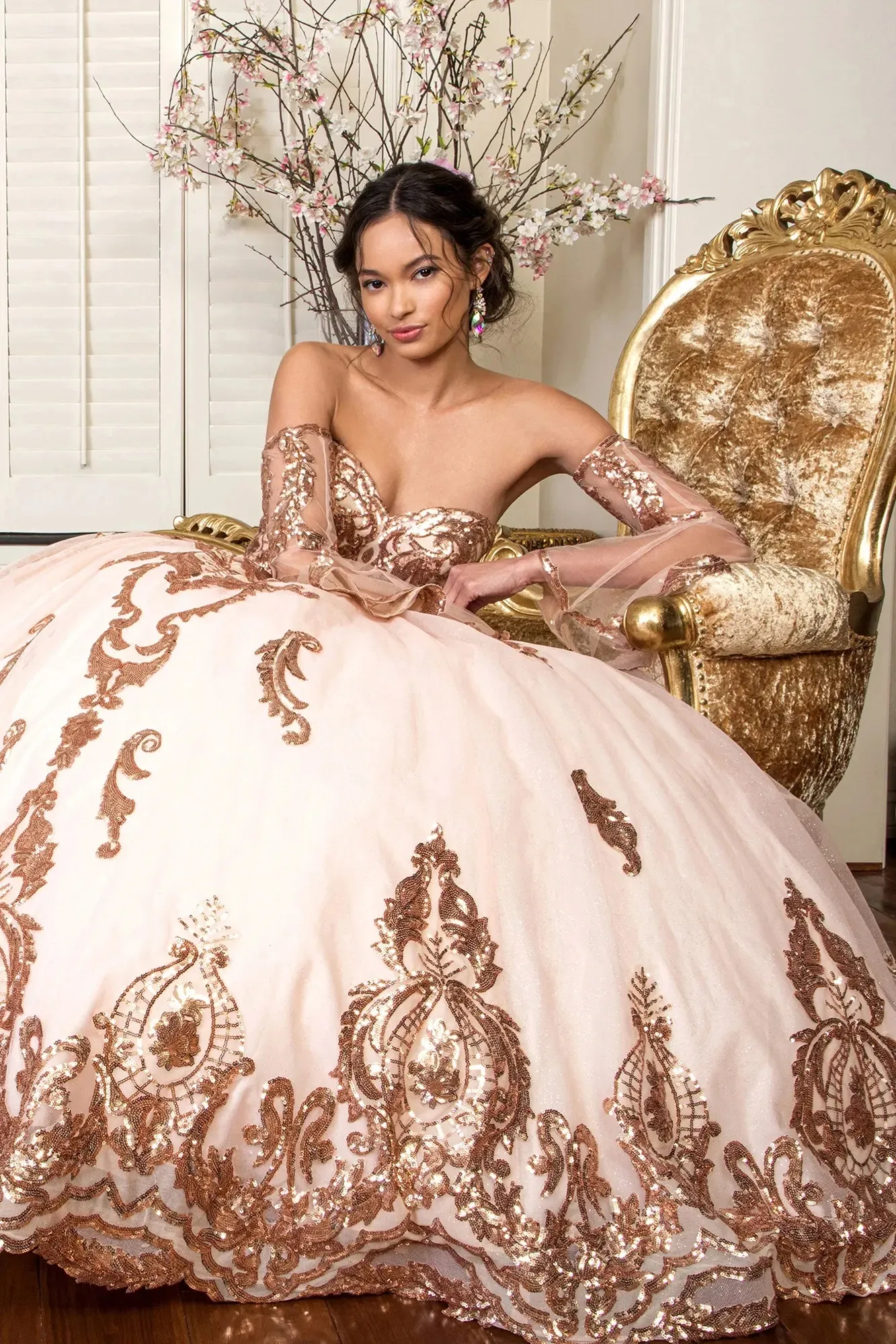 Vestido de 15 años Imperium Strapless con mangas tipo guantes decorado con apliques