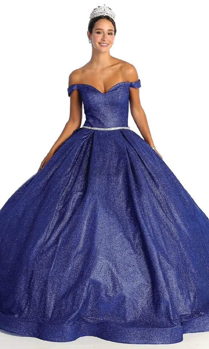 Vestido de 15 años Off Shoulder en tela de glitter decorado con pedreria plateada en cintura y falda corte princesa
