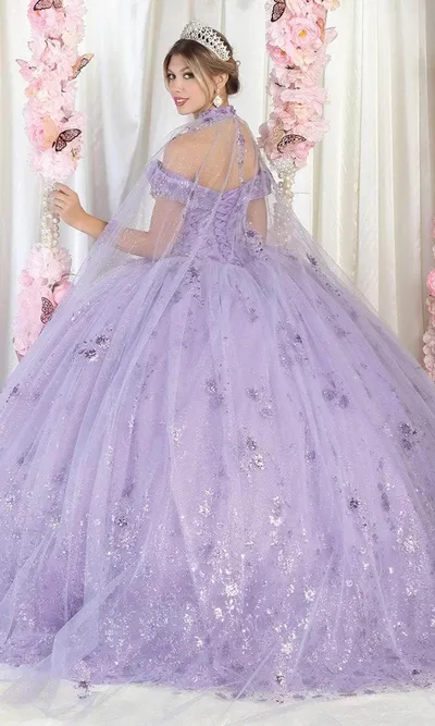 Vestido de 15 años Off Shoulder en tela de glitter  decorado con apliques y decoraciones en glitter falda corte princesa