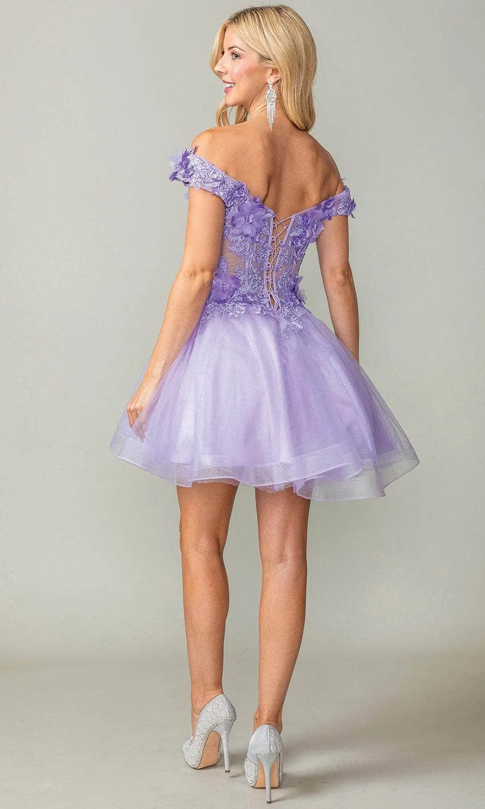 Vestido de 15 años corto Off Shoulder decorado con apliques de flores en 3D y falda corte A de Tul