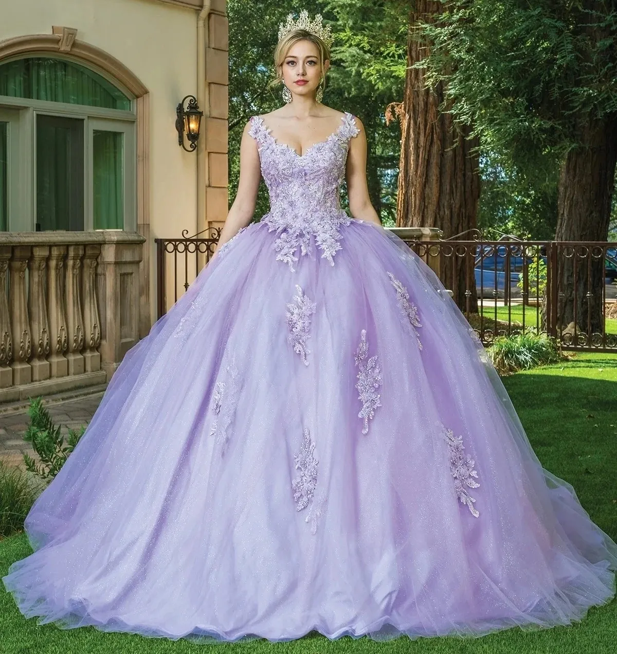 Vestido de 15 años decorado con apliques y piedras en Top, falda corte Princesa con cola
