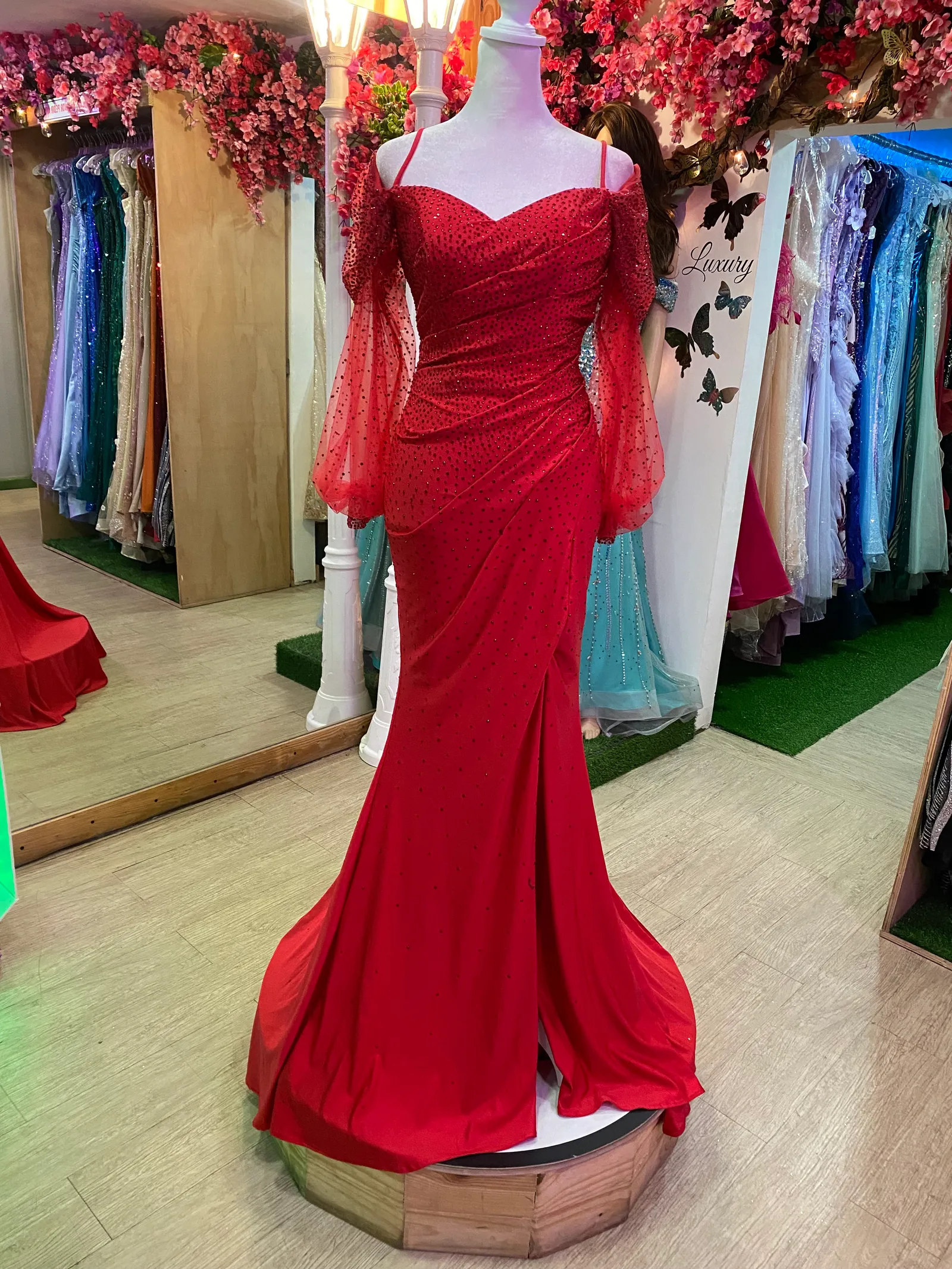 Vestido de Gala de tiras con manga larga decorado con pedreria y falda con abertura lateral
