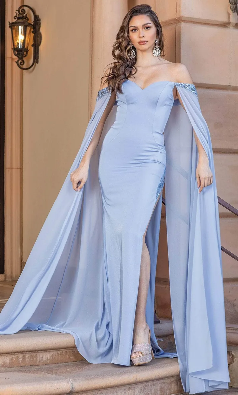 Vestido de Gala Off Shoulder decorado con fina pedreria, capas en las mangas y abertura lateral
