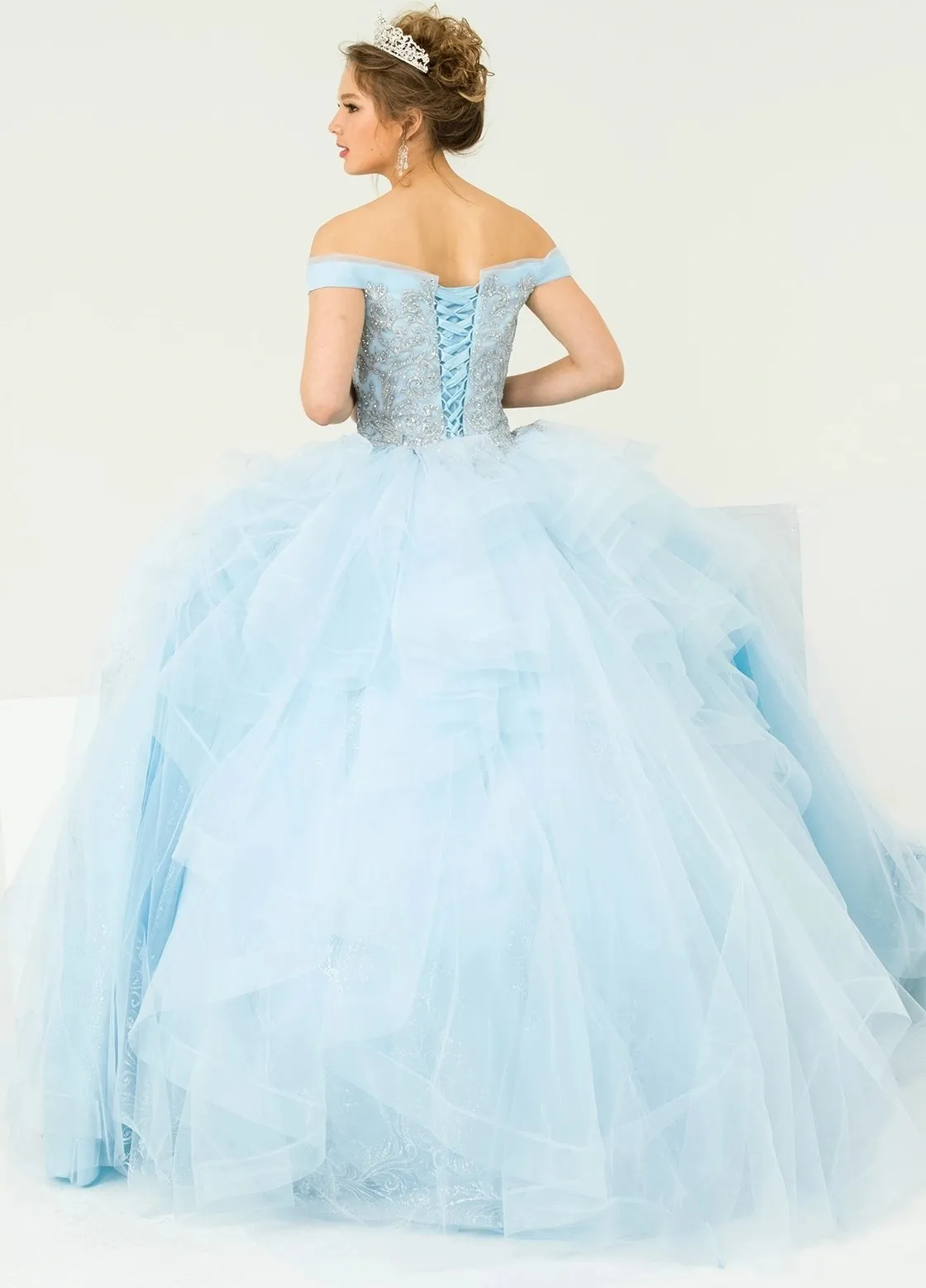 Vestido de 15 años Off Shoulder decorado con apliques y cristales en Top y falda corte Princesa de flecos