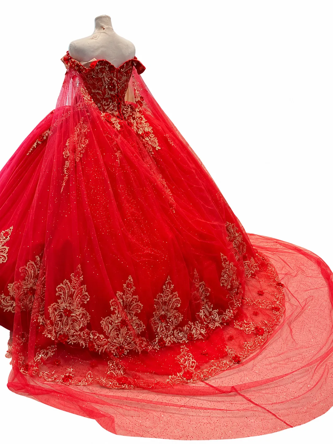 Maniquí con vestido rojo de gala y cola brillante