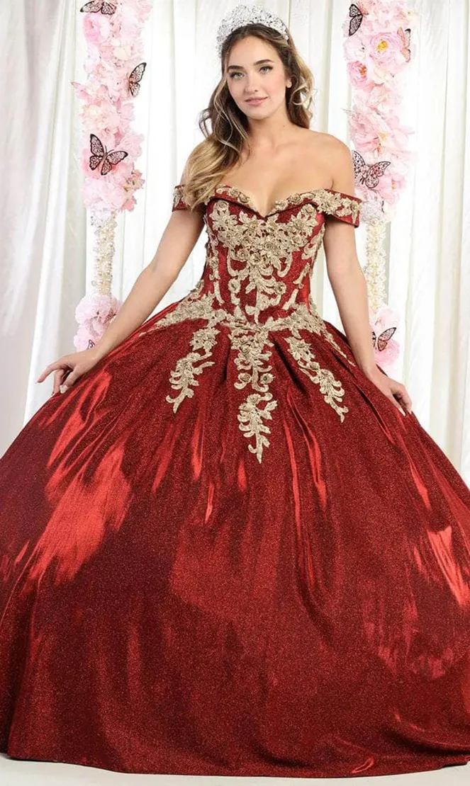 Vestido de 15 años Off Shoulder decorado con apliques dorados y falda corte princesa