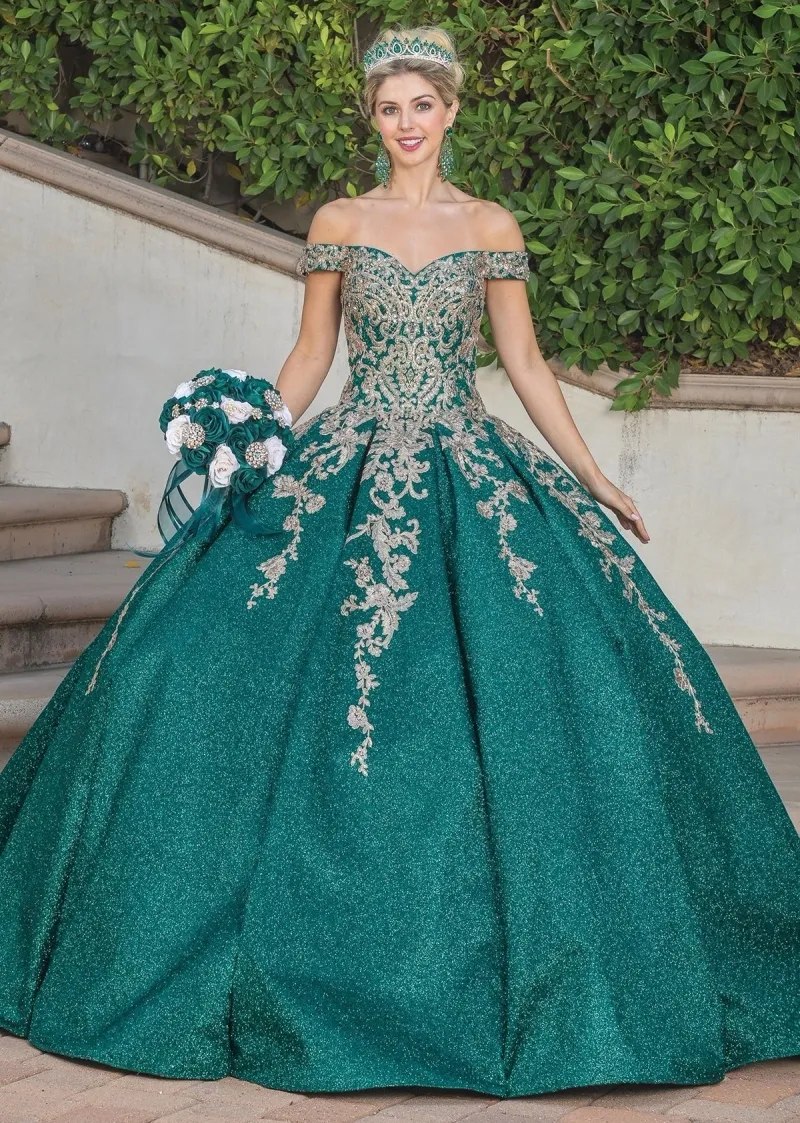 Vestido de 15 años Off Shoulder color Navy decorado con apliques dorados y falda corte princesa