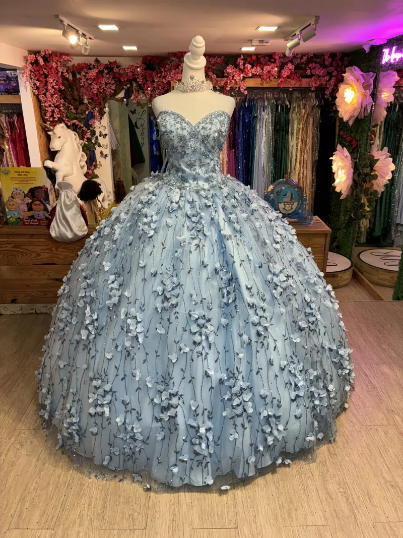 Vestido de 15 años Strapless decorado con pedreria en Top, Glitter y flores en 3D, falda corte princesa