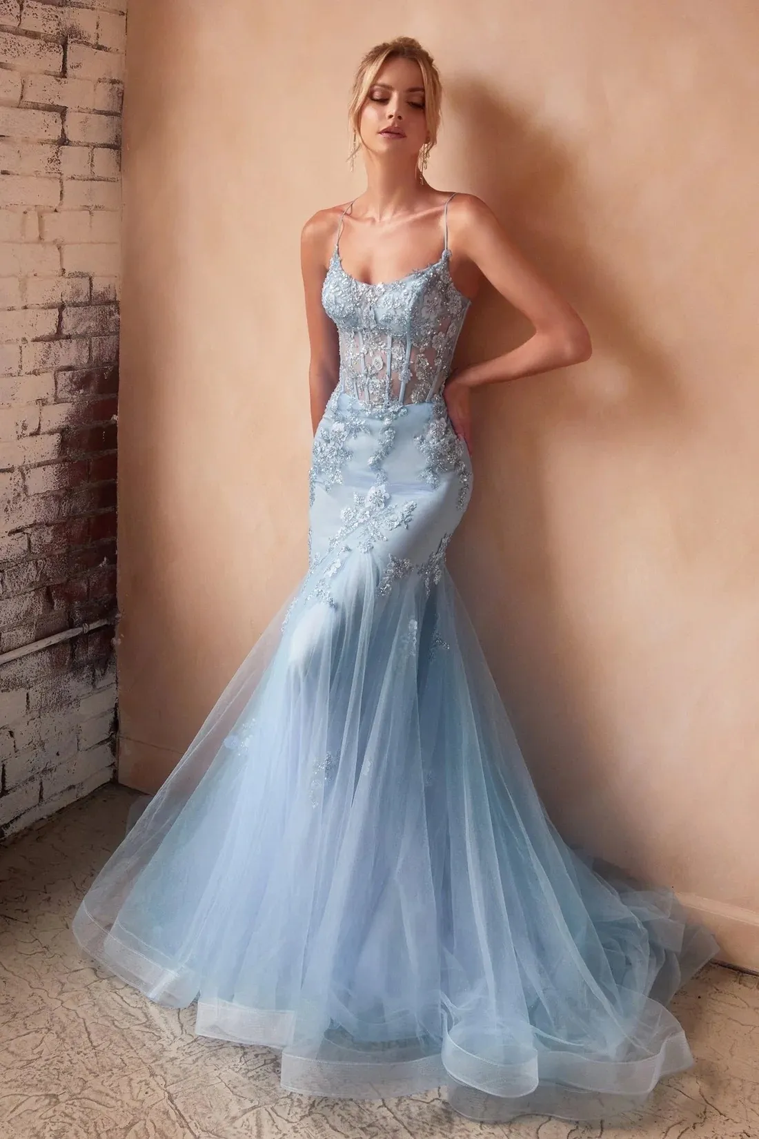 Vestido de Gala de tiras, estilo corsé con transparencia decorado con apliques de flores en pedrería y falda corte Sirena