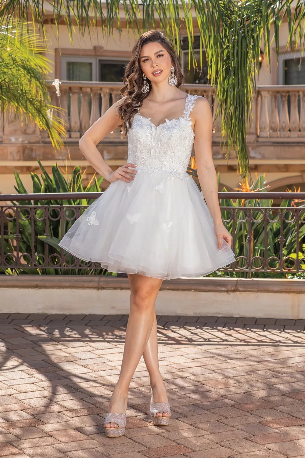 Vestido de Quinceañera corto de tiras falda corte A de vuelos decorado con apliques y mariposas en 3D