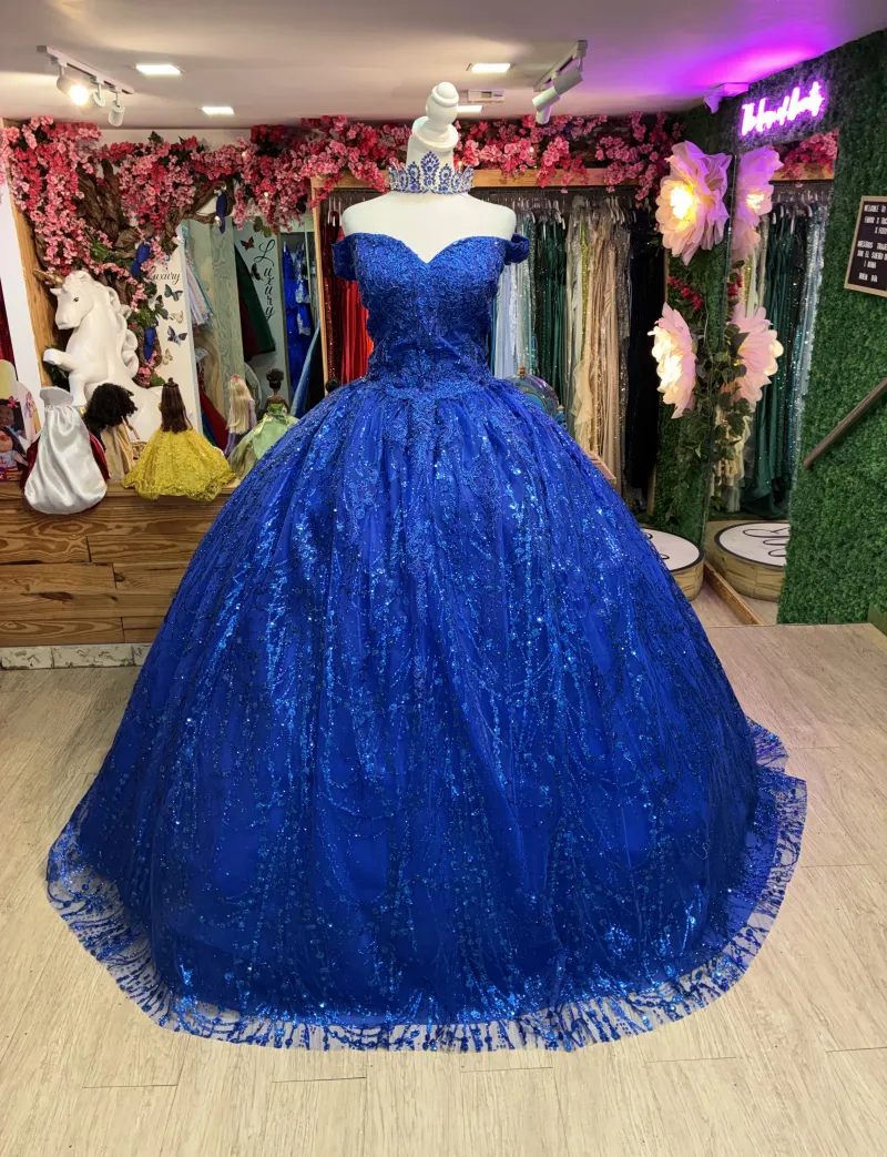 Vestido de 15 años Off Shoulder decorado con apliques en Top y Glitter, falda corte Princesa
