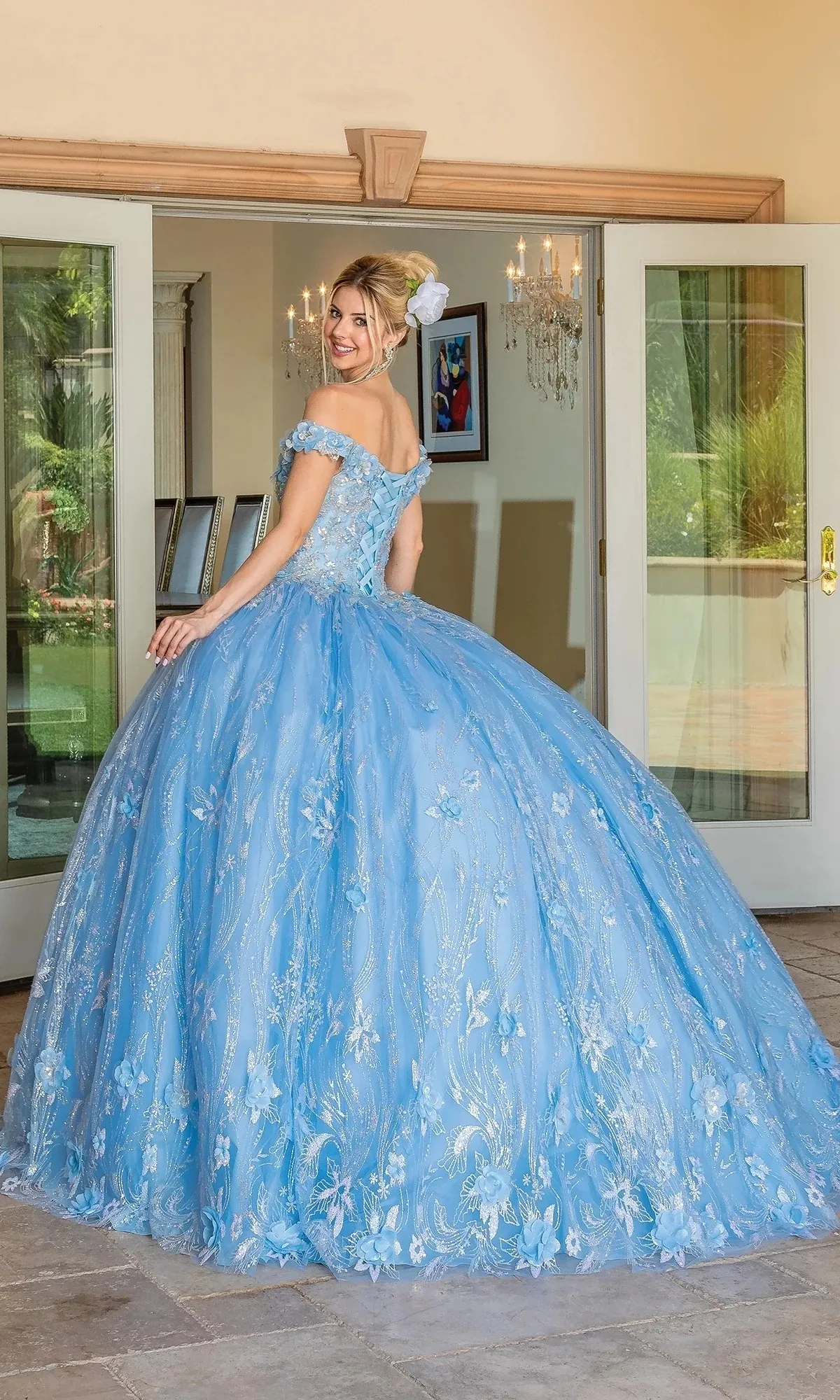 Vestido de 15 años Off Shoulder decorado con apliques de Glitter y falda corte Princesa