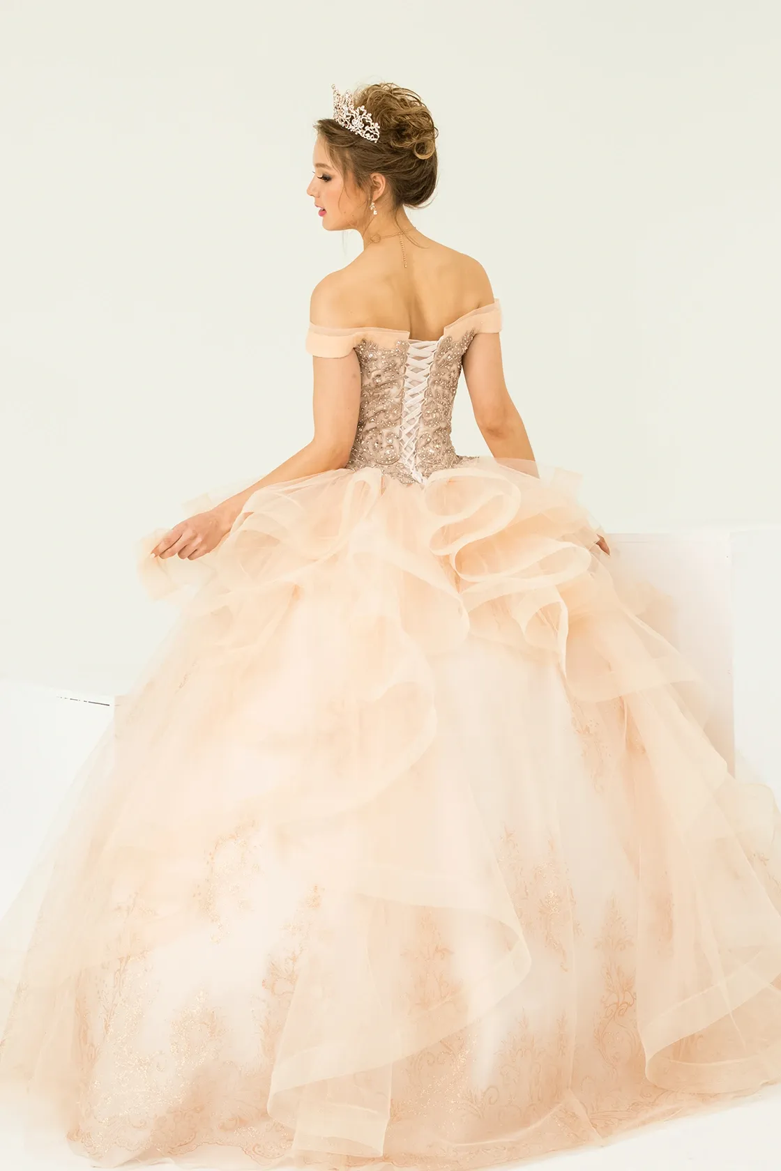 Vestido de 15 años Off Shoulder decorado con apliques y cristales en Top y falda corte Princesa de flecos