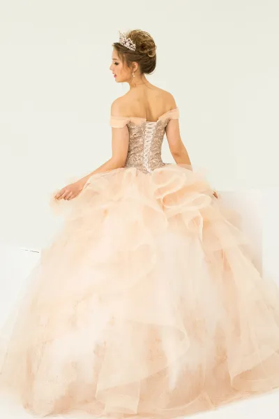Vestido de 15 años Off Shoulder decorado con apliques y cristales en Top y falda corte Princesa de flecos