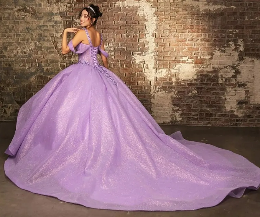 Vestido de 15 años de tiras decorado con apliques y flores en 3D en tela de glitter falda corte princesa con cola