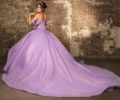 Vestido de 15 años de tiras decorado con apliques y flores en 3D en tela de glitter falda corte princesa con cola