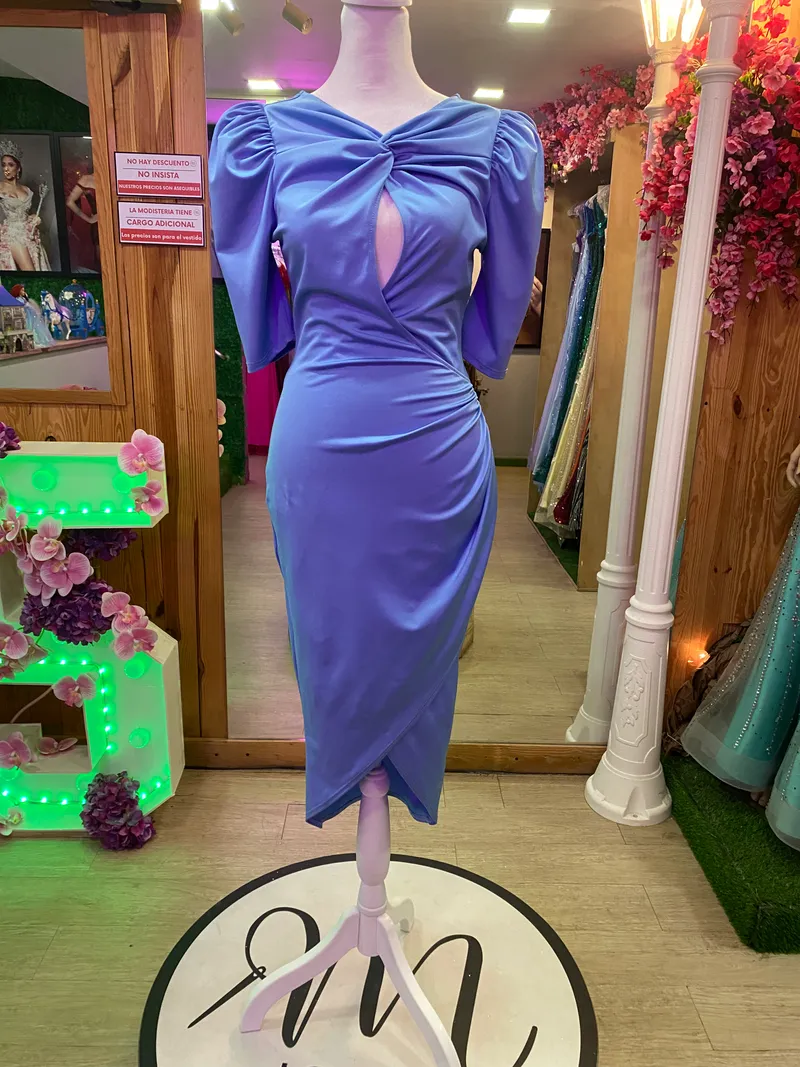 Vestido corto tipo Cocktail ajustado color Celeste y manga larga