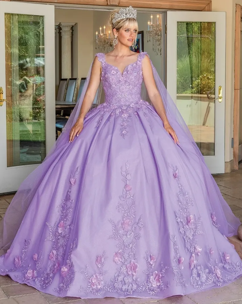 Vestido de 15 años con capas en mangas y falda corte Princesa