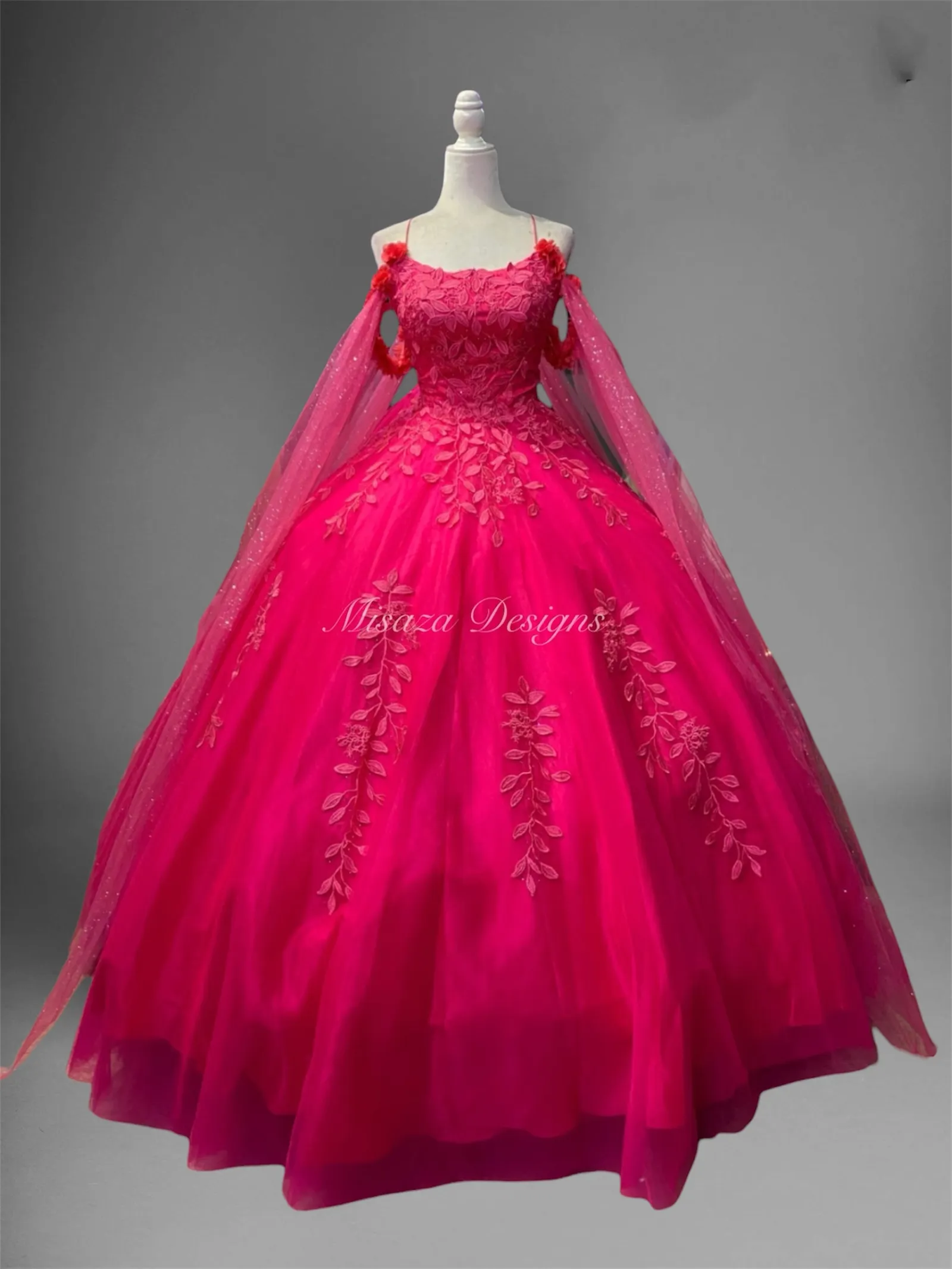 Vestido de 15 años de tiras con capas en mangas, estilo corset decorado con apliques de flores