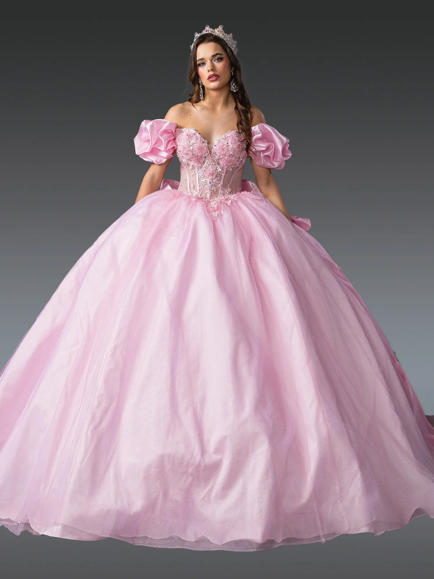 Vestido de 15 años Off Shoulder decorado con apliques,  falda corte Princesa con cola y lazo