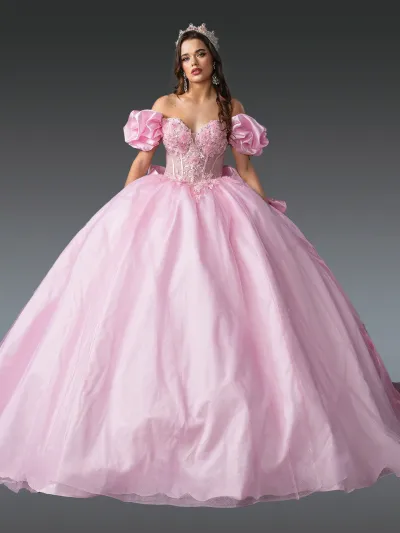 Vestido de 15 años Off Shoulder decorado con apliques,  falda corte Princesa con cola y lazo
