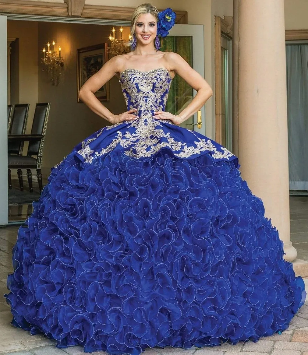 Vestido de 15 años de dos (2) piezas Strapless con apliques dorados y falda corte Princesa