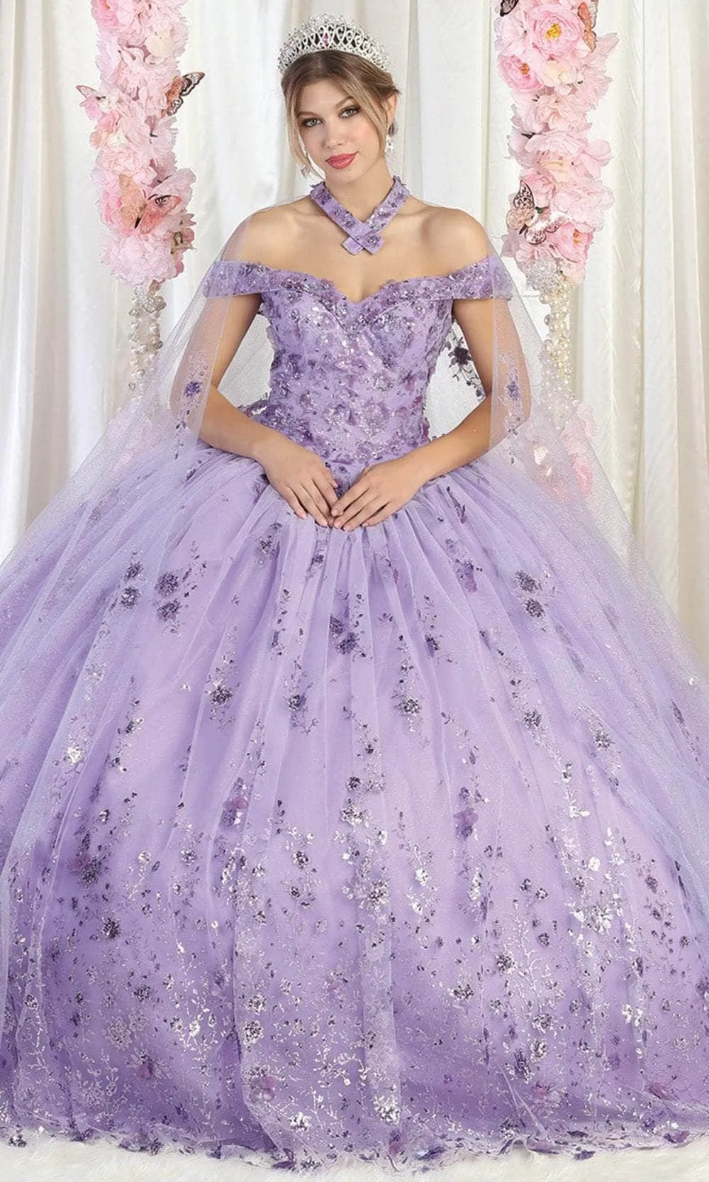 Vestido de 15 años Off Shoulder en tela de glitter  decorado con apliques y decoraciones en glitter falda corte princesa