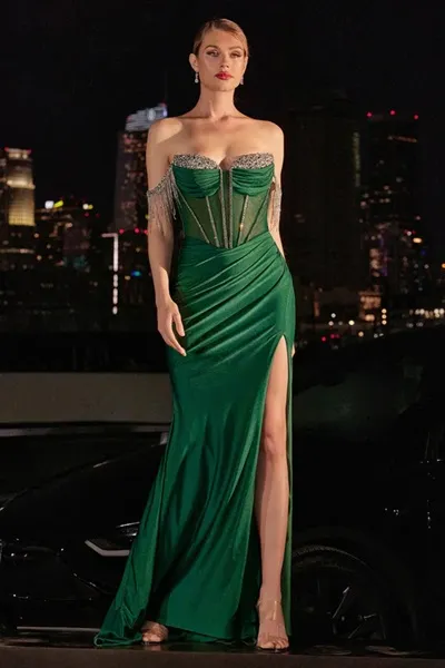 Vestido de Gala Off Shoulder estilo corset con transparencia decorado con pedrería y falda con abertura lateral