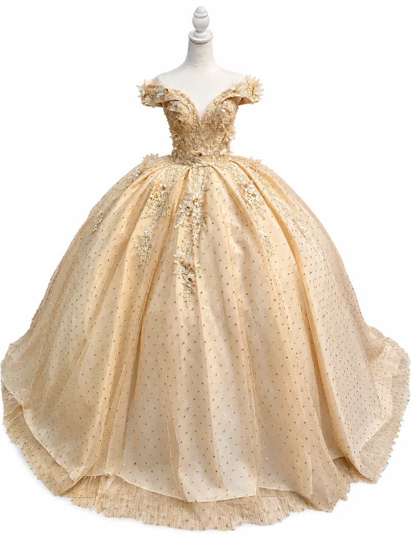 Vestido de gala champán sobre maniquí blanco