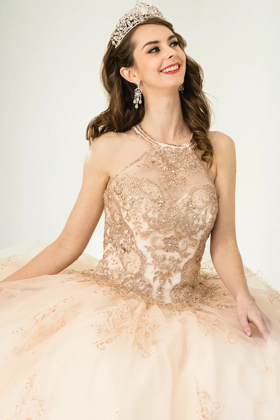 Vestido de 15 años cuello Halter con apliques y pedrería en Top, detalles de Glitter en falda