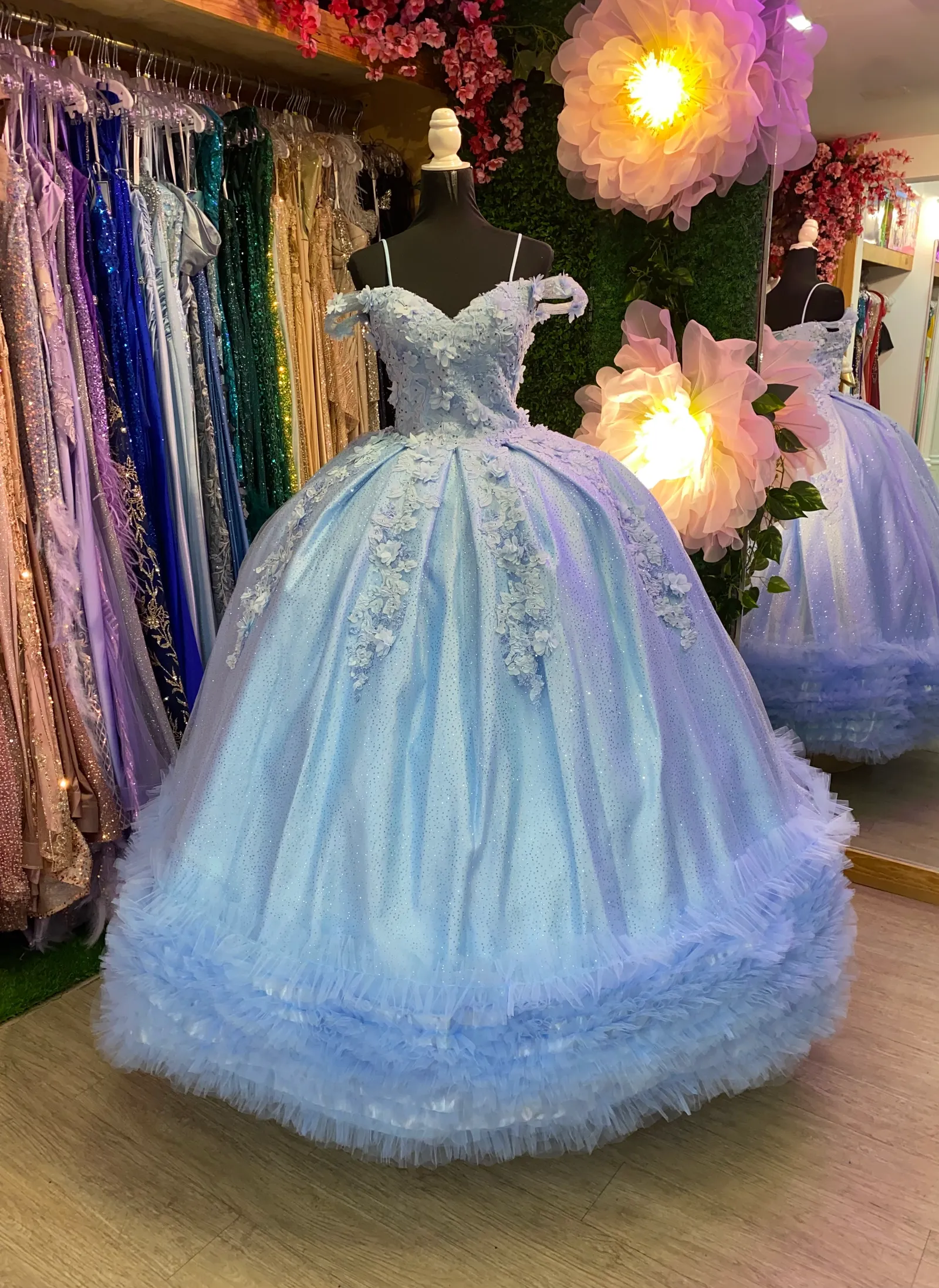 Vestido de 15 años Off Shoulder decorado con Glitter, apliques de flores en 3D y borde de tull