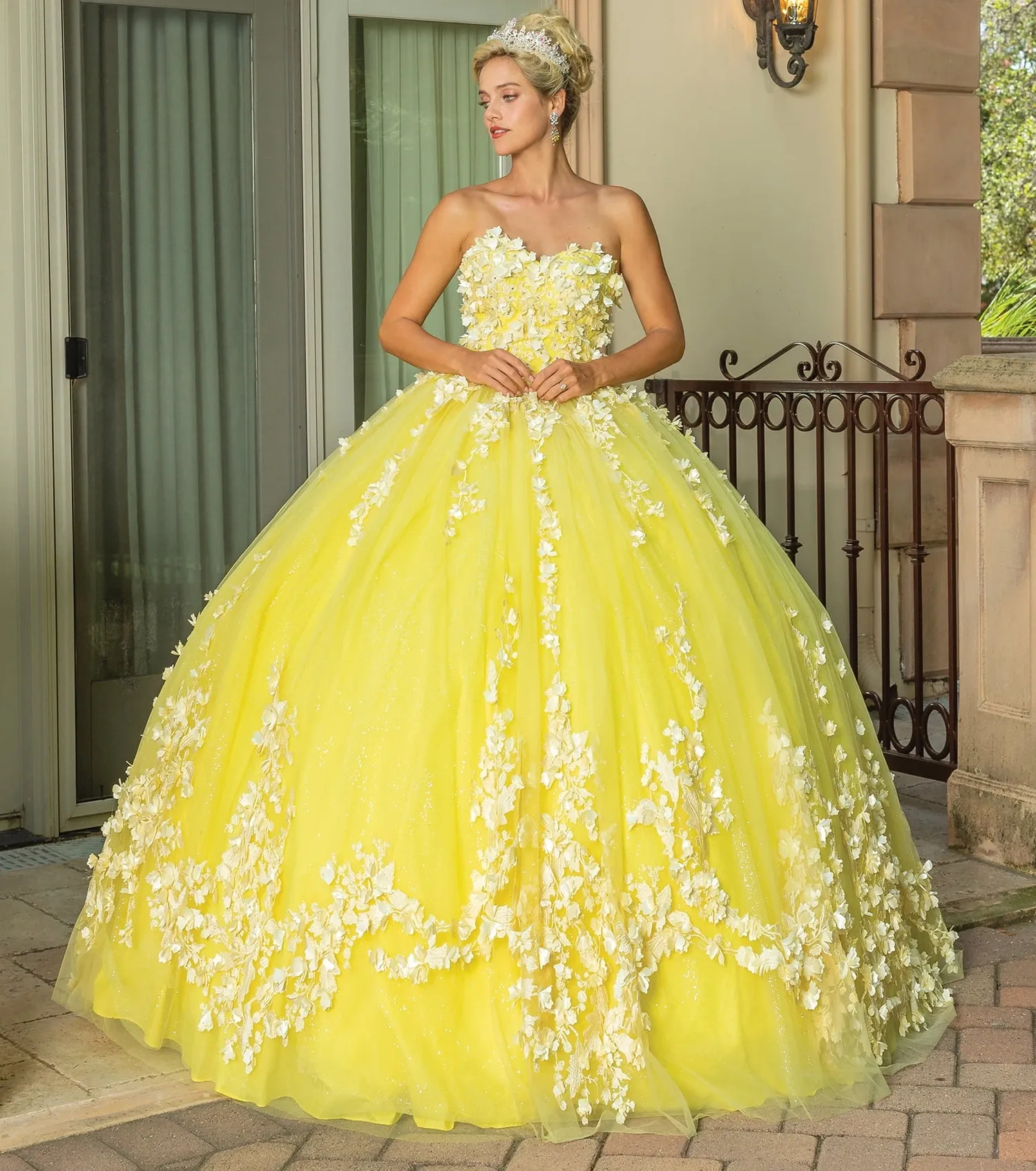 Vestido de 15 años Strapless decorado con apliques de flores en 3D y falda corte Princesa