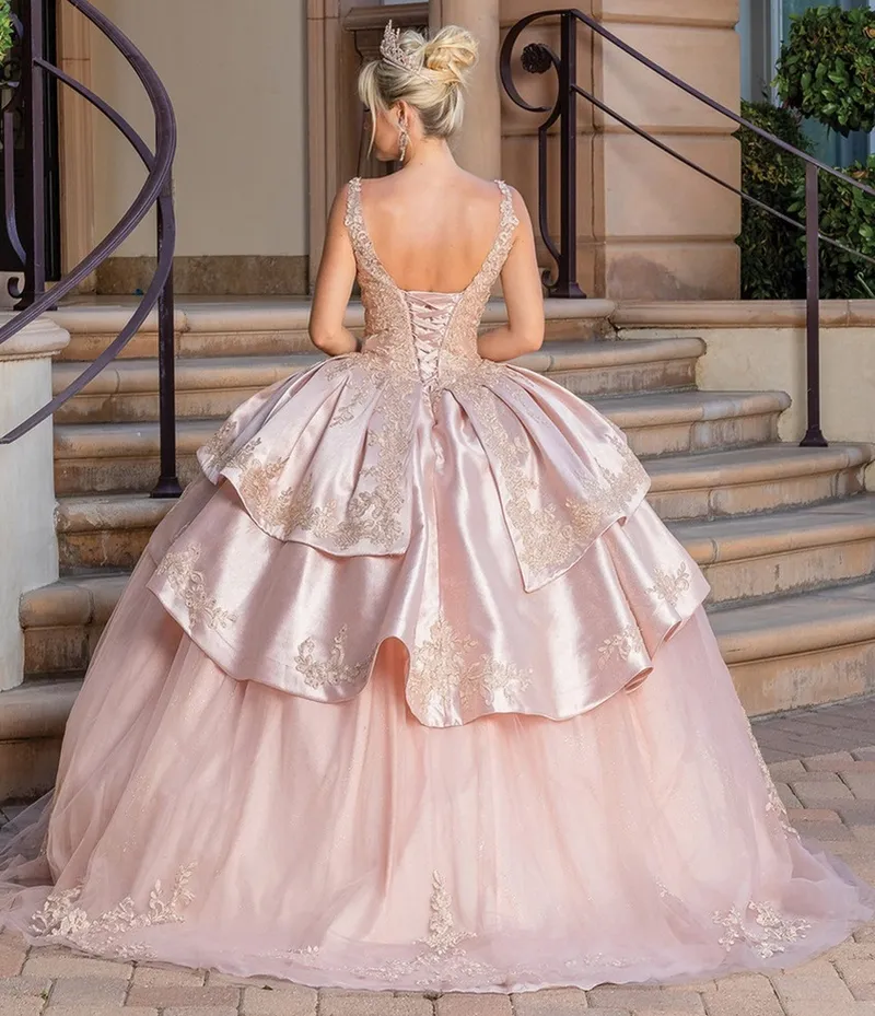 Vestido de 15 años tiras color Celeste estilo corset decorado con glitter y apliques