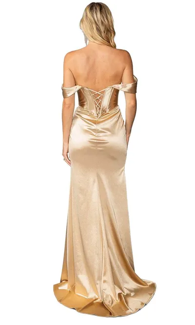Vestido de Gala Off Shoulder en tela de seda color Dorado estilo corset con drapedo y falda con abertura lateral