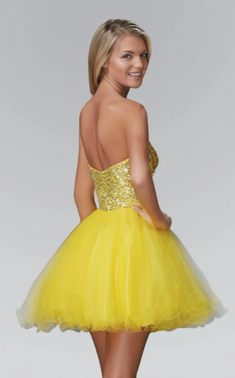 Vestido de Quinceañera corto Strapless decorado con pedrería en Top y falda corte A de Tul