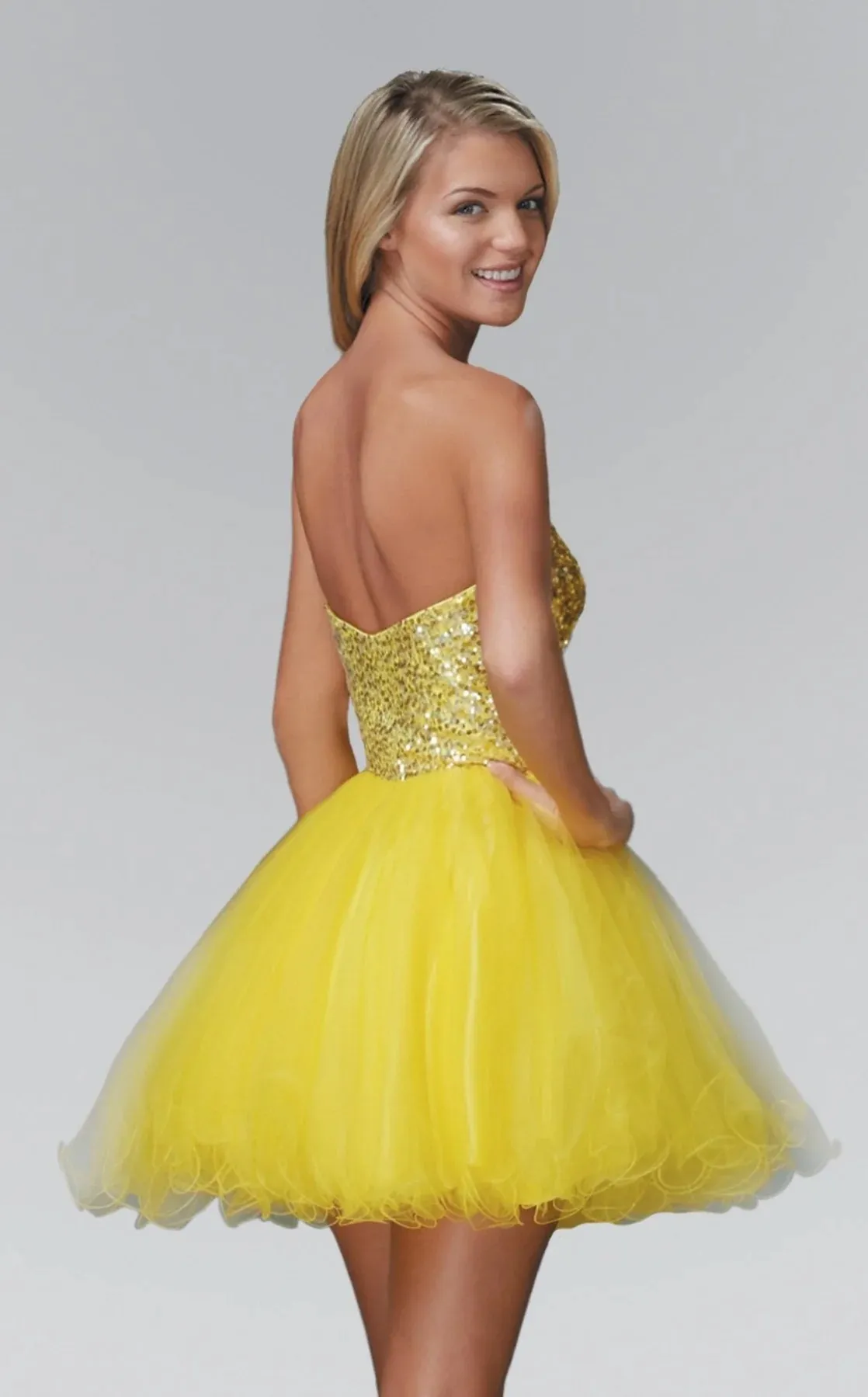 Vestido de Quinceañera corto Strapless decorado con pedrería en Top y falda corte A de Tul