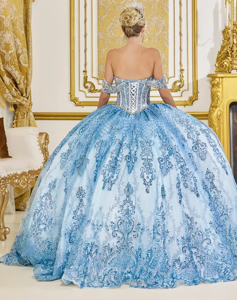 Vestido de 15 años Off Shoulder decorado con apliques y pedreria plateada, falda corte Princesa