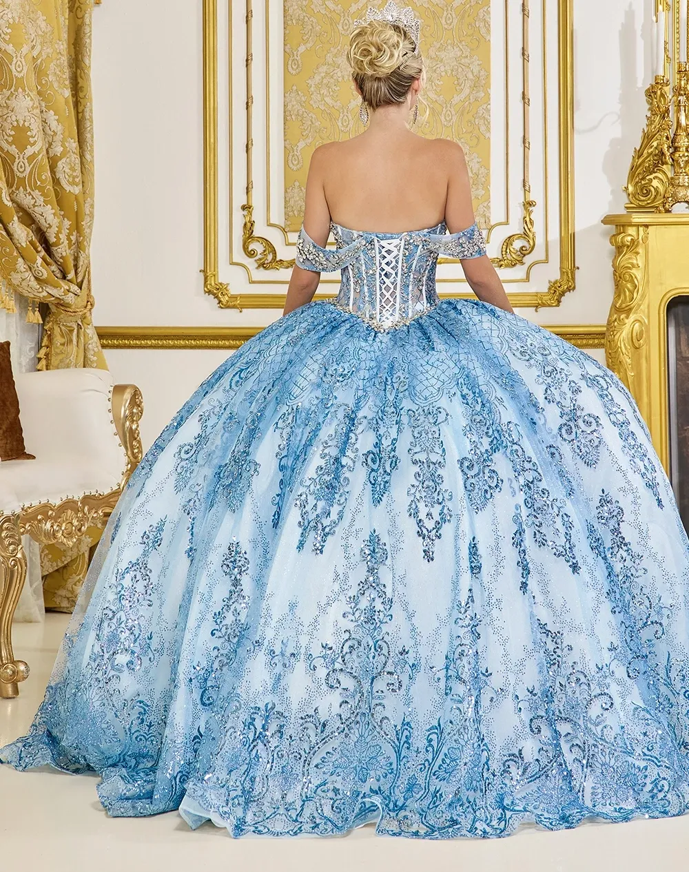 Vestido de 15 años Off Shoulder decorado con apliques y pedreria plateada, falda corte Princesa