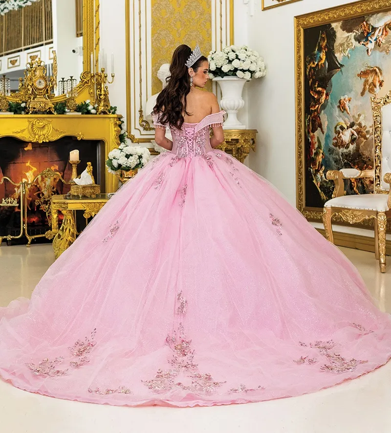 Vestido de 15 años Off Shoulder color Rosado estilo corset con transparencia decorado con flores en 3D y falda corte princesa