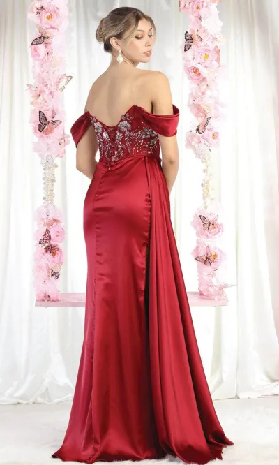 Vestido de gala color Burgundy Off Shoulder ajustado decorado con apliques plateados en top y corte lateral