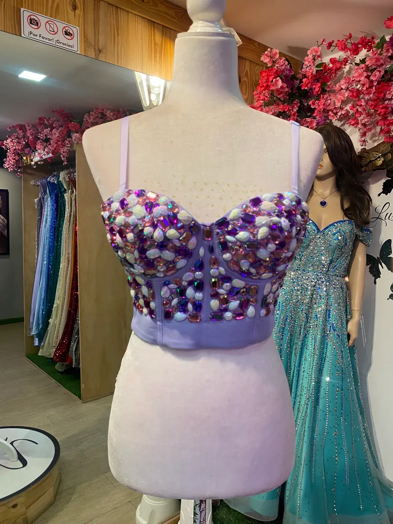 Top de tiras color Lila decorado con pedreria de varios colores